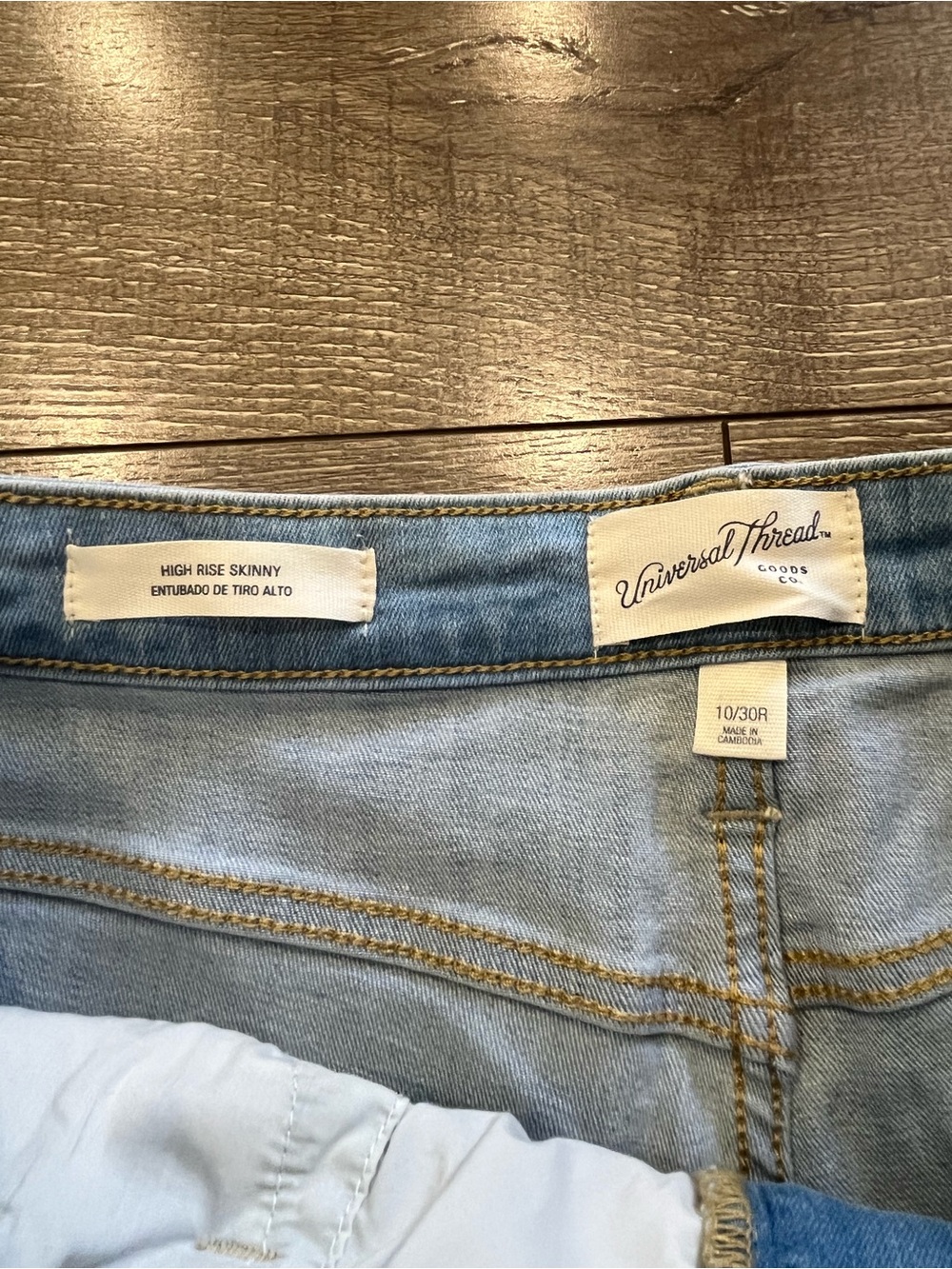 Universal Thread Light Wash High Rise Jeans - Picture 5 of 9